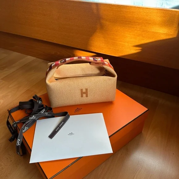 Hermes Bride-a-Brac au Carre case
Hermes Pouch Cosmetic Bag Travel - Picture 6 of 8